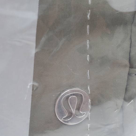 BNWT Lululemon Everywhere Belt Bag 1L Sage Grey - Picture 8 of 12